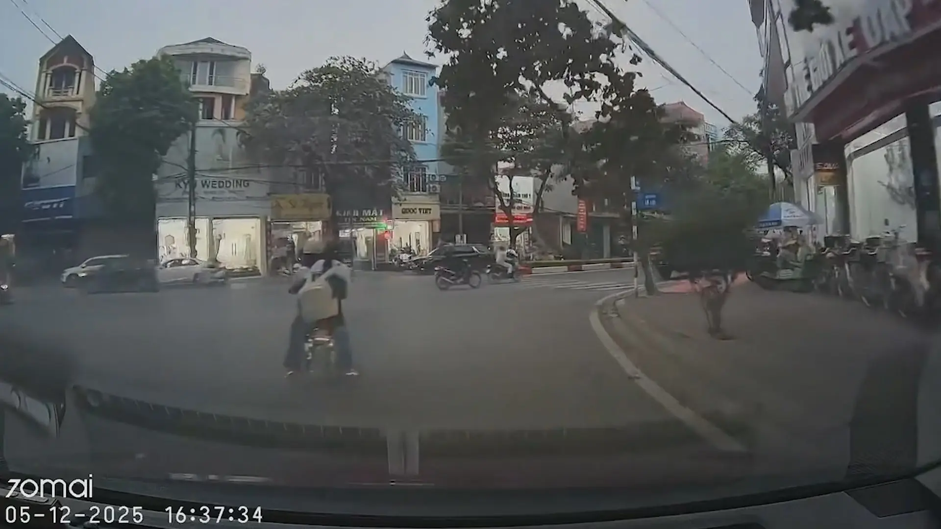 Va chạm giao thông vì xe điện chuyển hướng không dứt khoát